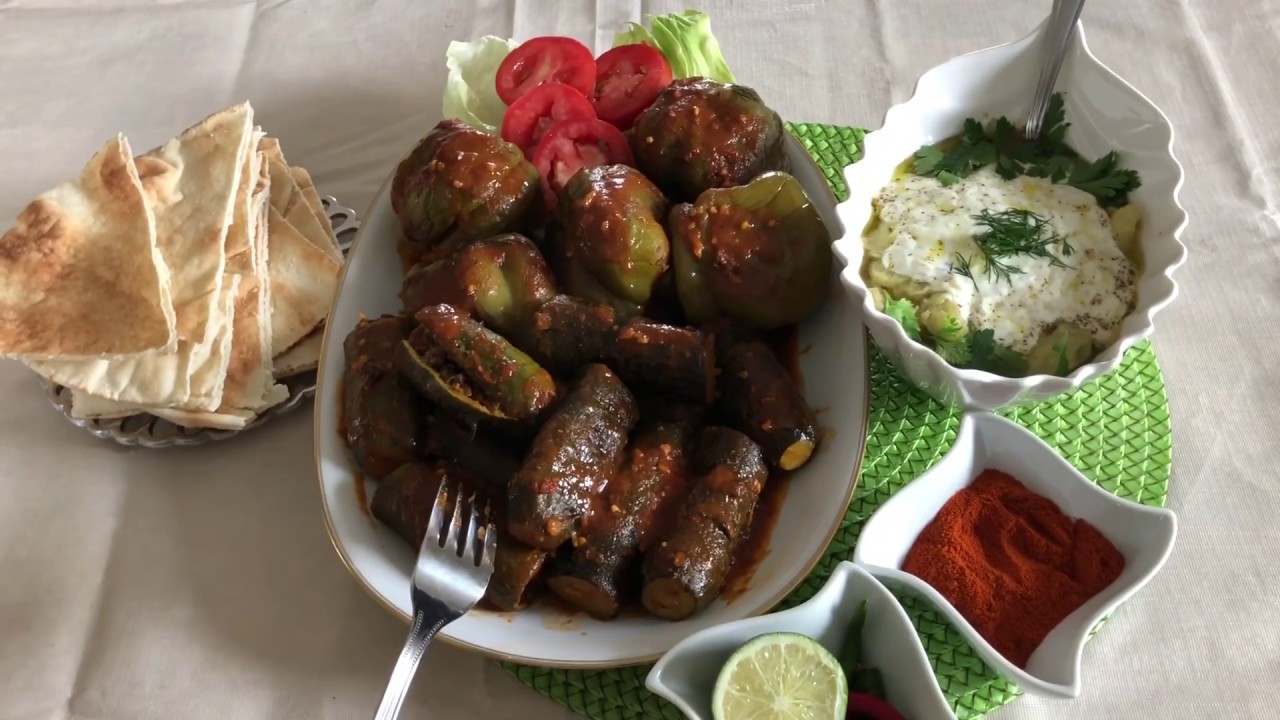 how to make mahshi, beef stuffed bell peppers / طريقة عمل محشى الكوسة والفلفل الأخضر مع سلطة الكوسة