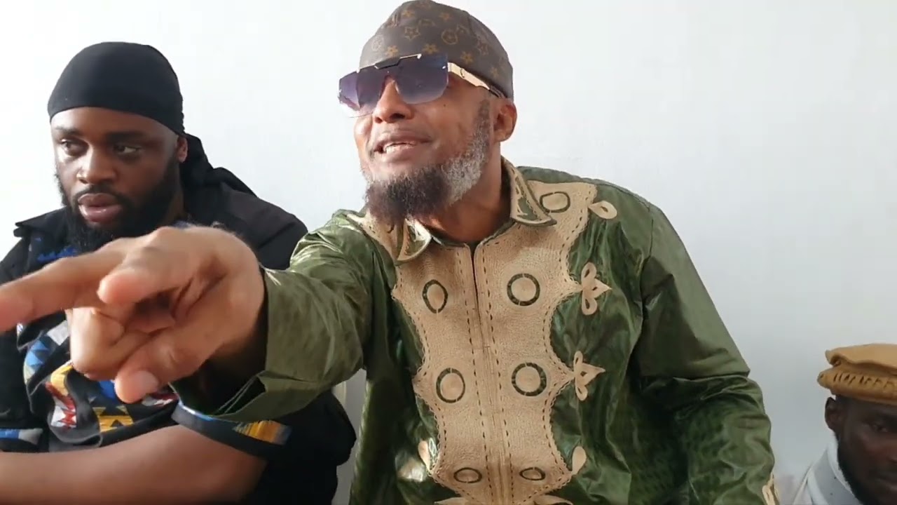 Petit entretien du maître Abdoul Madjid avec ses élèves lors de la visite à Ekra Lopez.