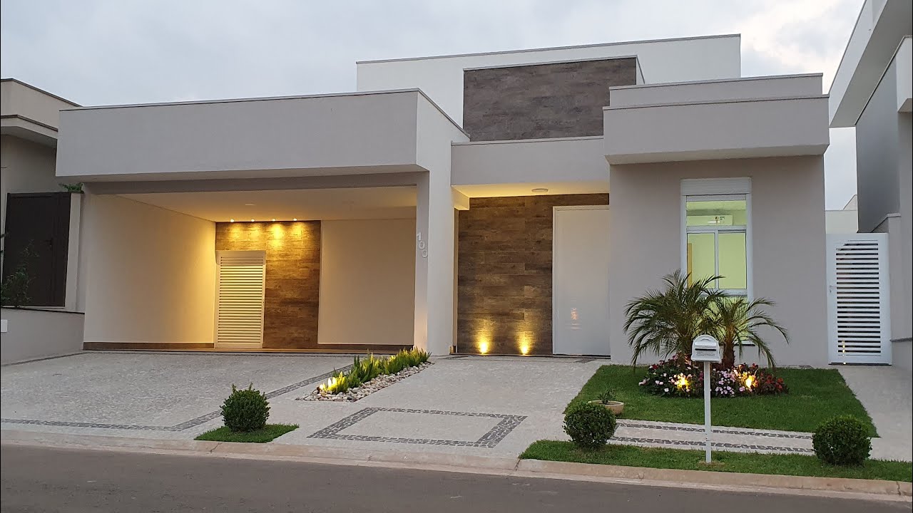 Casa térrea moderna com piscina no pátio central e telhado embutido