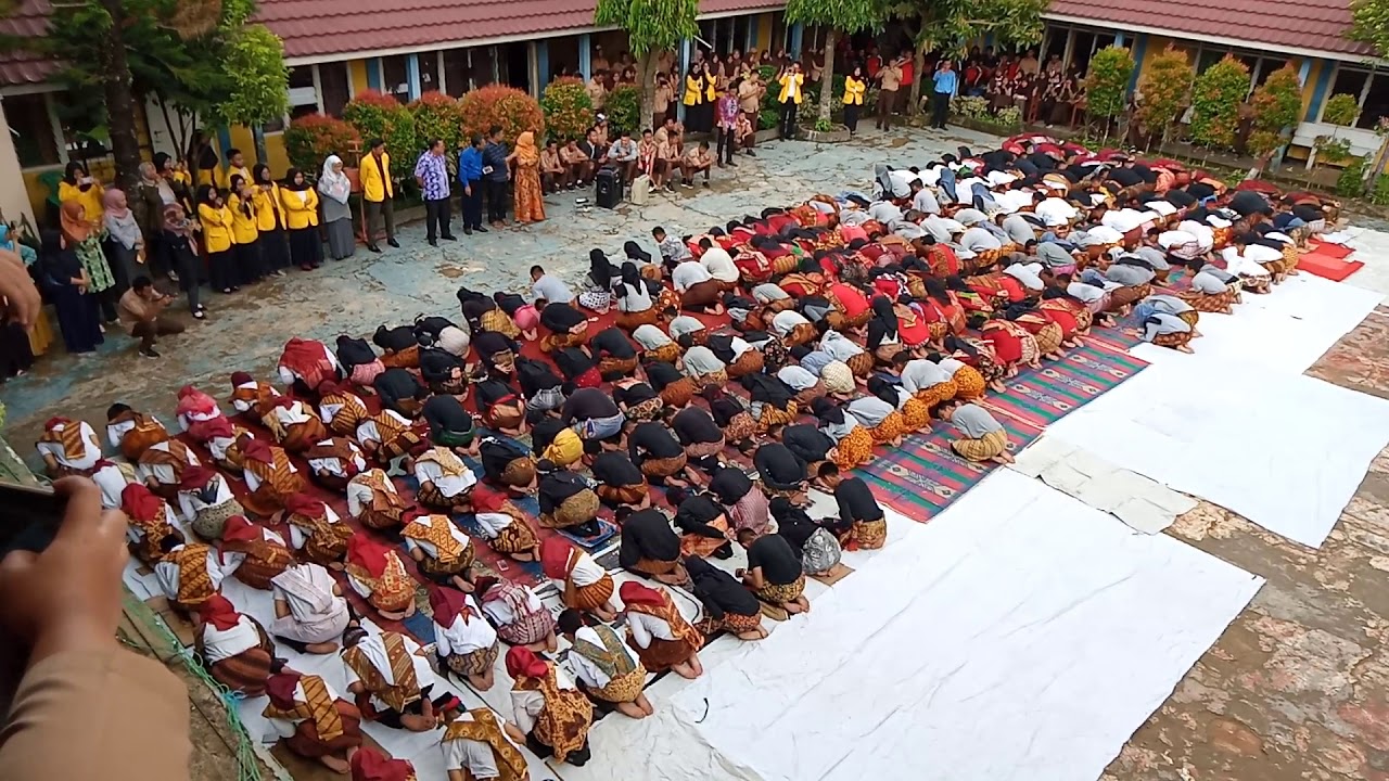Tari massal ratoh jaroe persembahan kelas XII  SMA Srijaya Negara