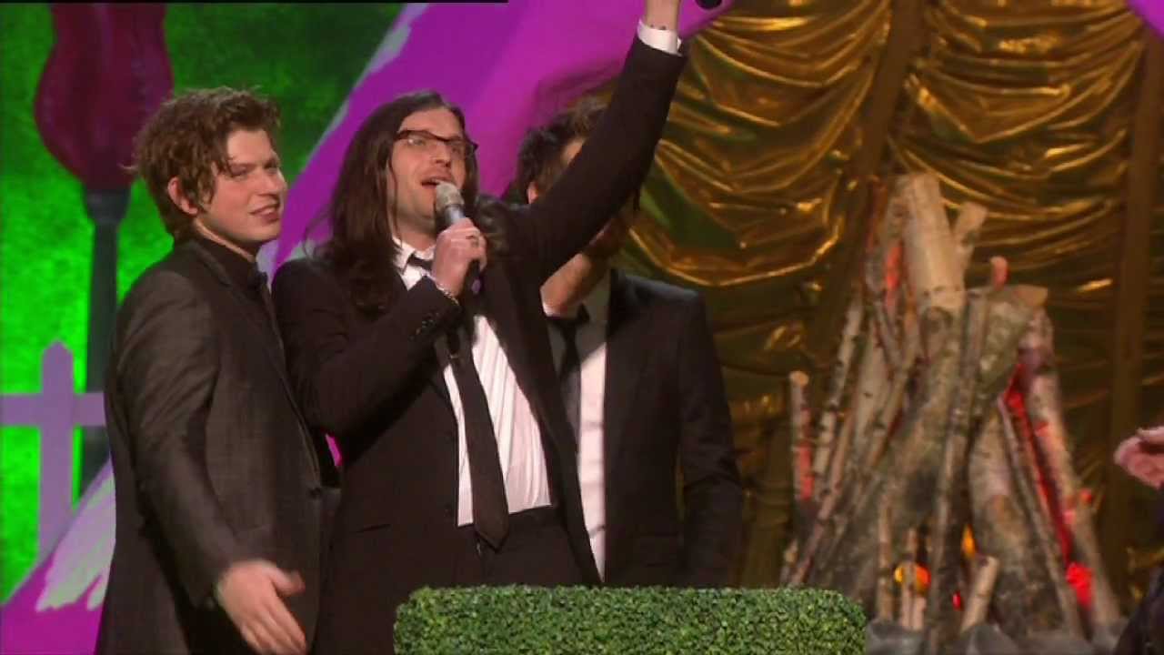 Kings Of Leon win International Group Award presented by Natalie Imbruglia | BRIT Awards 2009