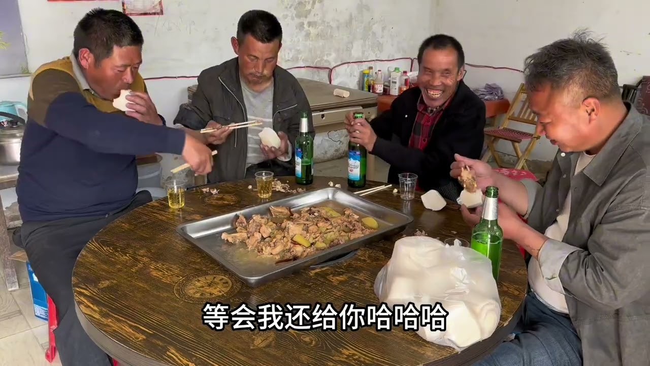 粉丝七万了感谢大家对我们支持🙏中午满想买了两只鸡励志妹夫喝到量了。#我的乡村生活 #记录真实生活 #乡村守护人