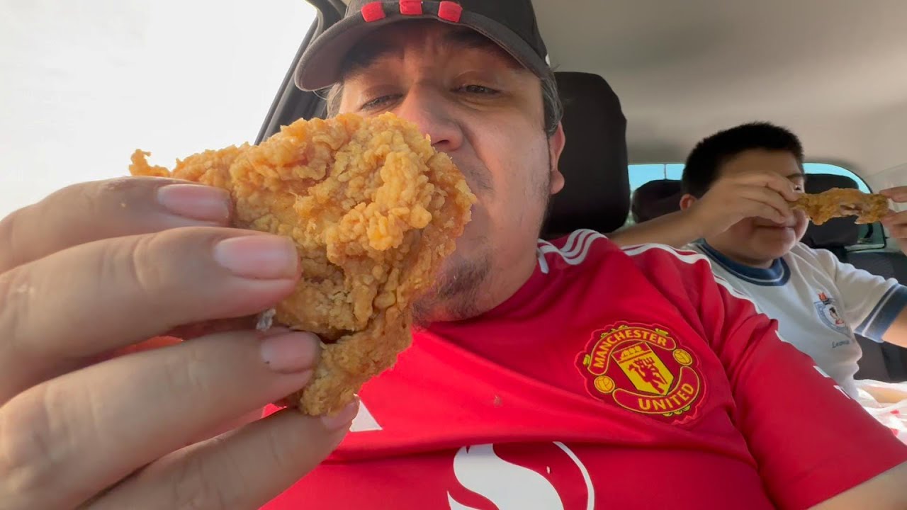 COMIENDO POLLO KFC EN LA HILUX