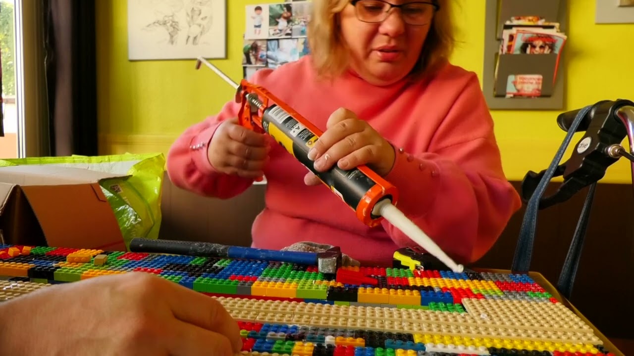 Elle fabrique une rampe d'accès avec des briques légo