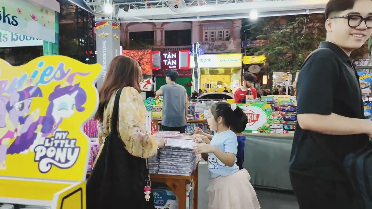 Đường sách tết 2026 đông bất ngờ