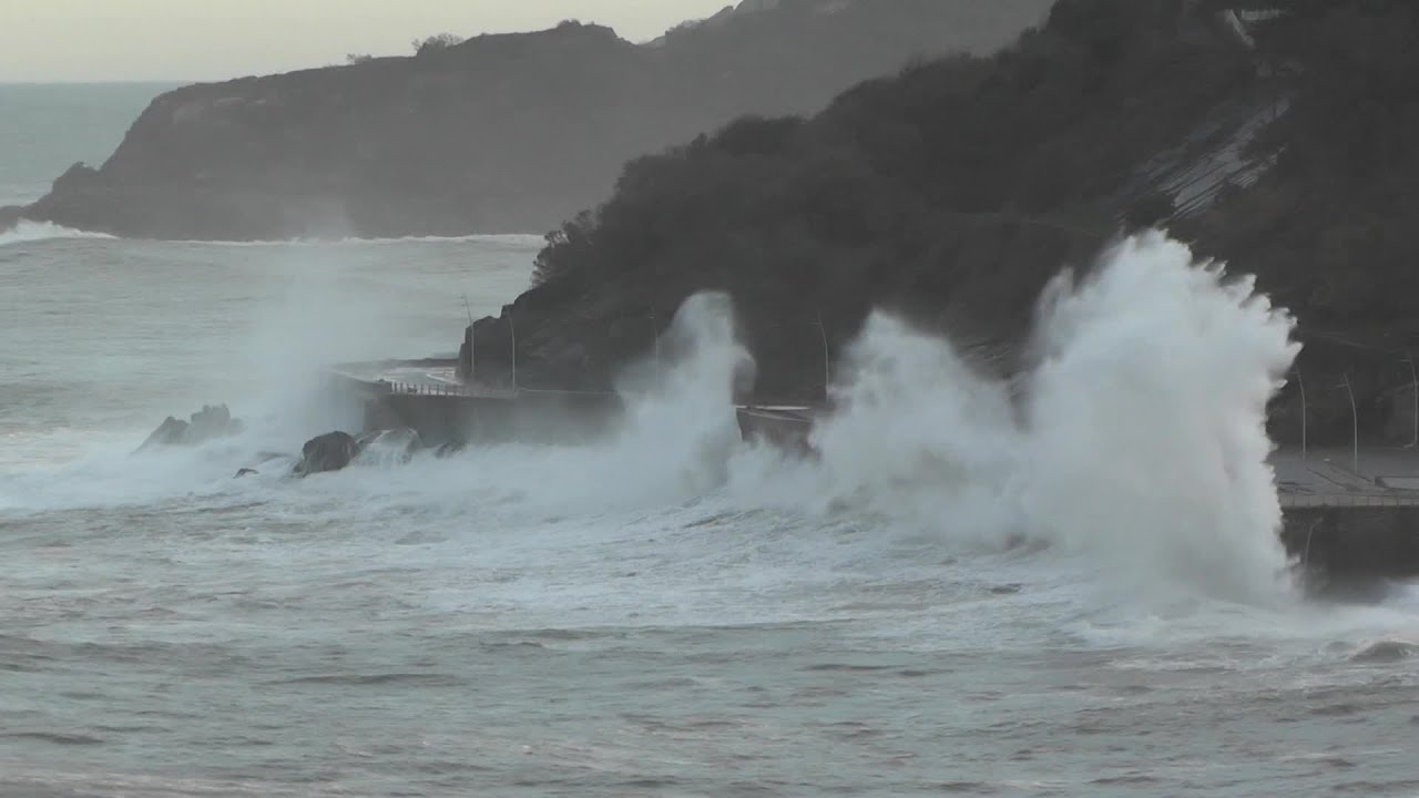 Impresionantes imagenes de un oleaje en Donostia 12-12-2014