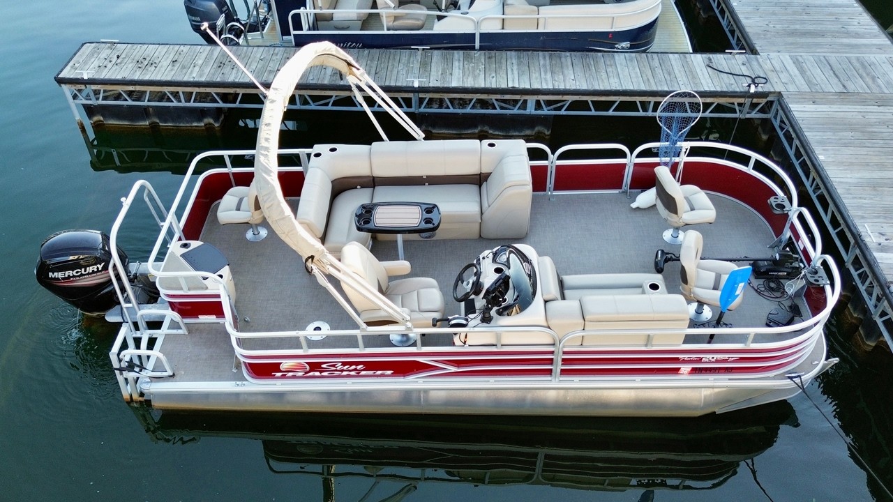 Рыболовная баржа SunTracker 20 DLX Pontoon Boat, мотор и прицеп 2019 года выпуска продаются на оз...