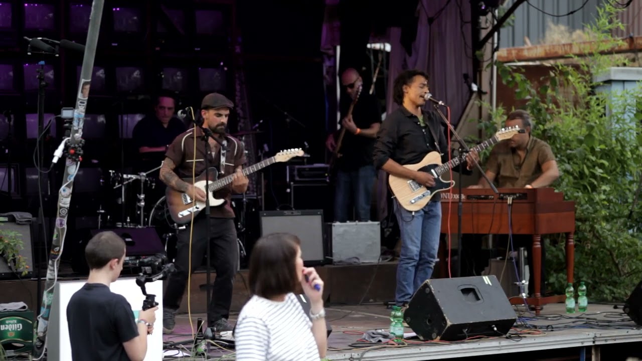 The Utopians, How The World Turns (Live)
