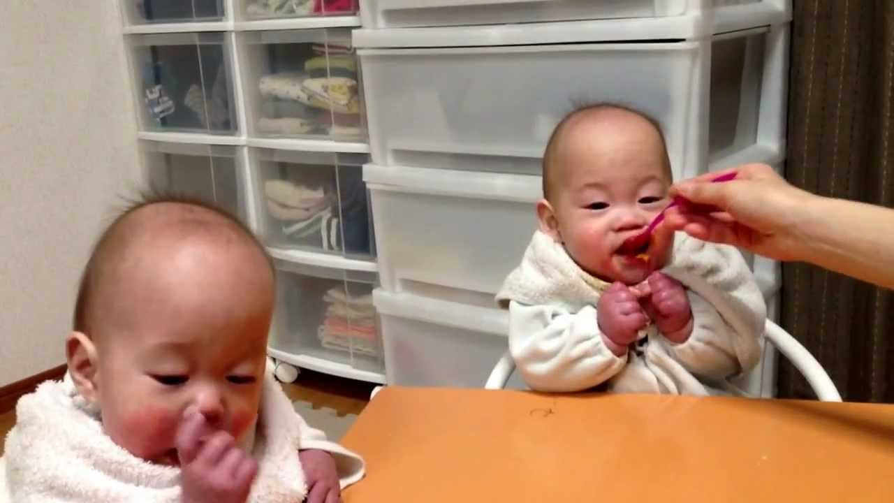 10months old twins having dinner--お食事してる双子ちゃん