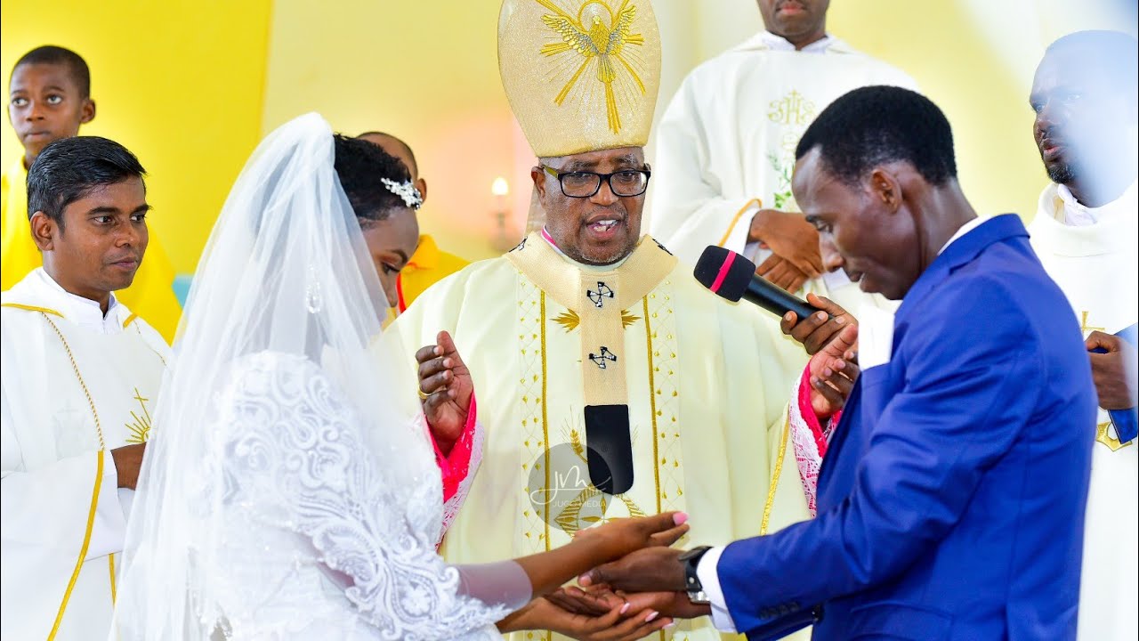 Wanandoa wapata Bahati ya Kufungishwa Ndoa na Askofu Mkuu katika Misa ya Somo wa Parokia ya Kibada.