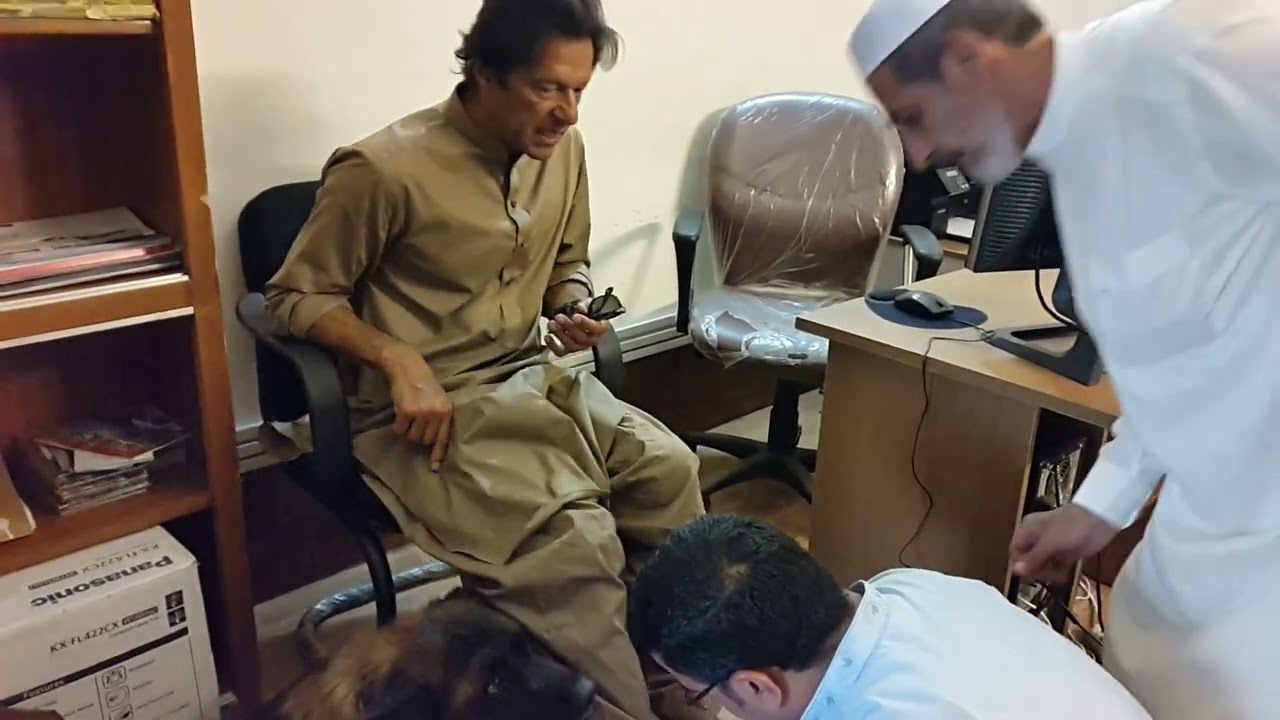Presenting Kaptaan Chappal To A Honorable Leader😎👌 #chachanoordin #kaptaanchappal #imrankhan