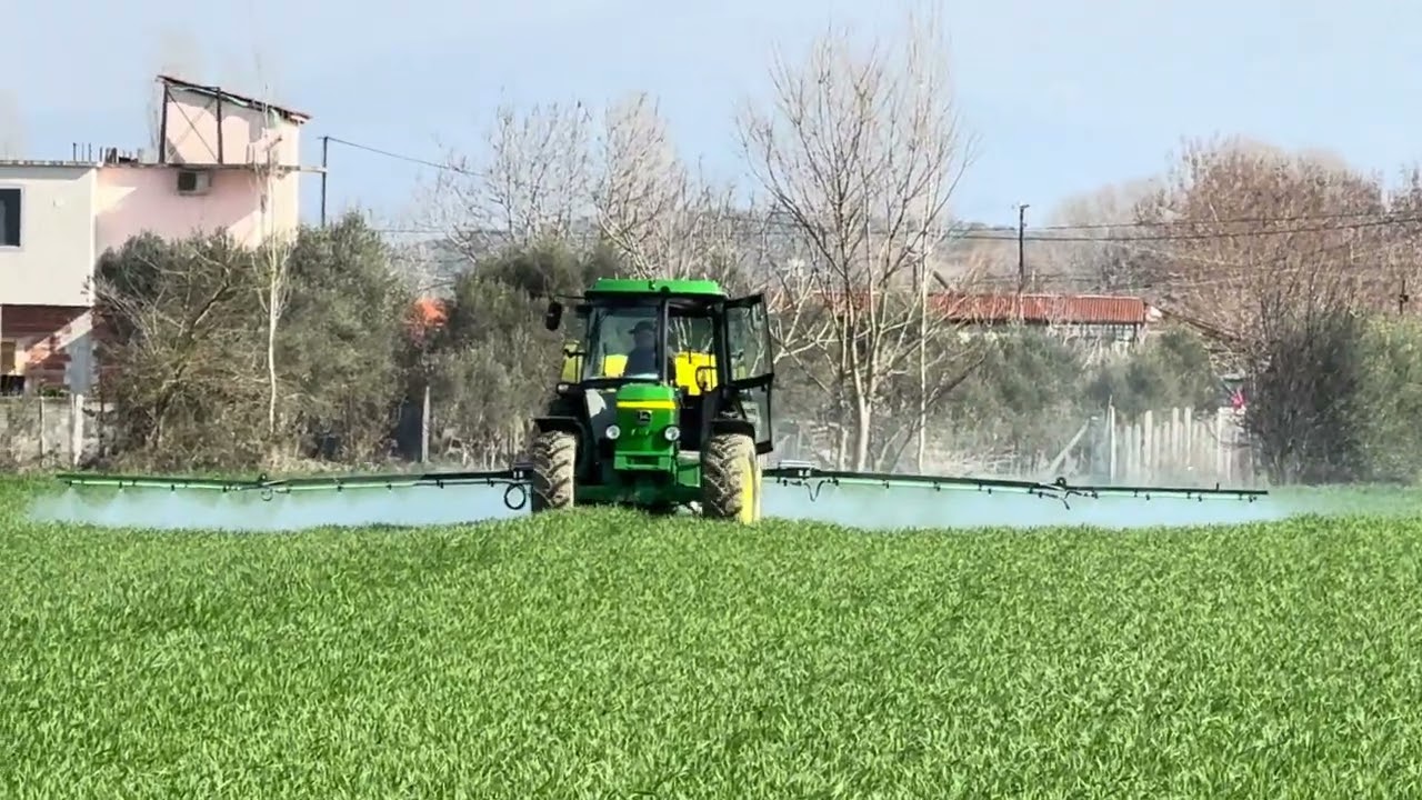 John Deere 2650 duke sperkatur me pompen e helmit ne parcelat e grurit
