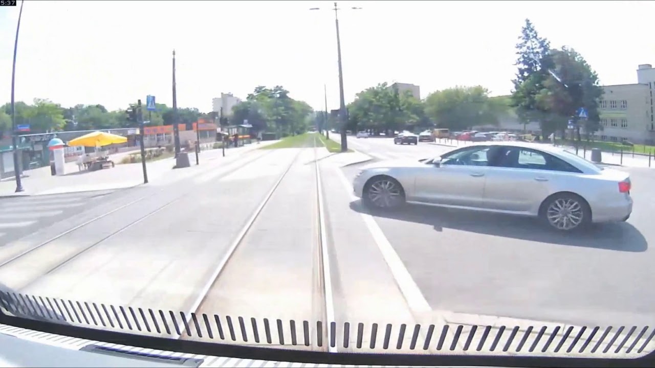 Uważaj, tramwaj nie zatrzymuje się w miejscu!