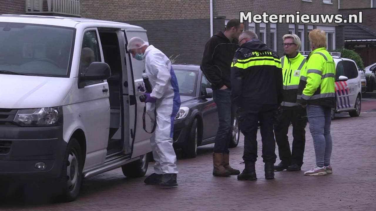 Politie doet onderzoek/Dode man in woning in Steenwijksmoer