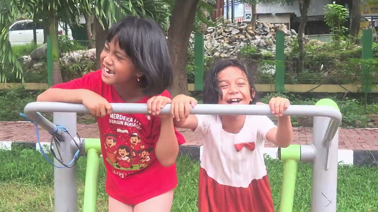 Ayunan jalan baru bekasi timur ka SYifa & Rayyan Main perosotan Seruuuu Banget..