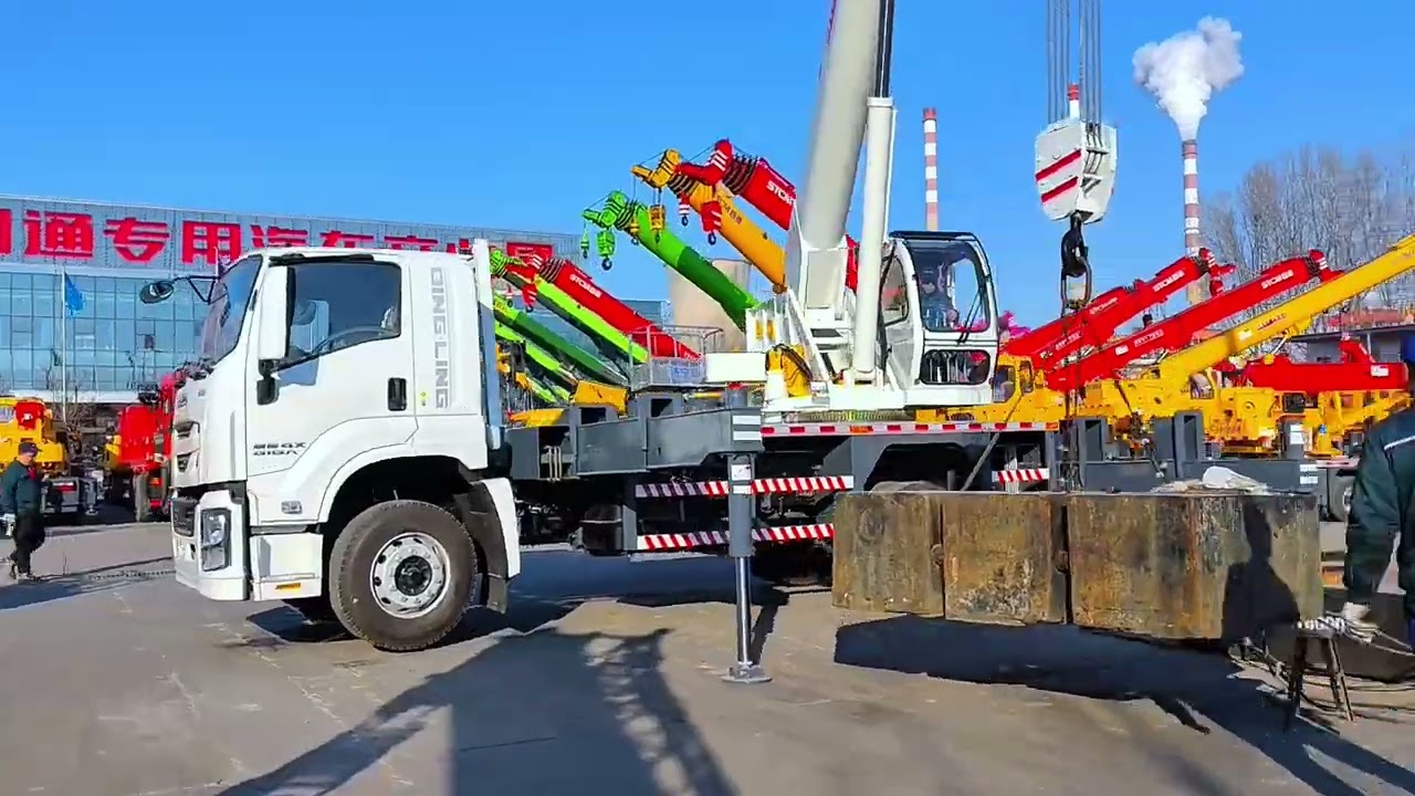Isuzu 5-ton to 16-ton truck crane with 5-section boom, 205 horsepower body, stable chassis