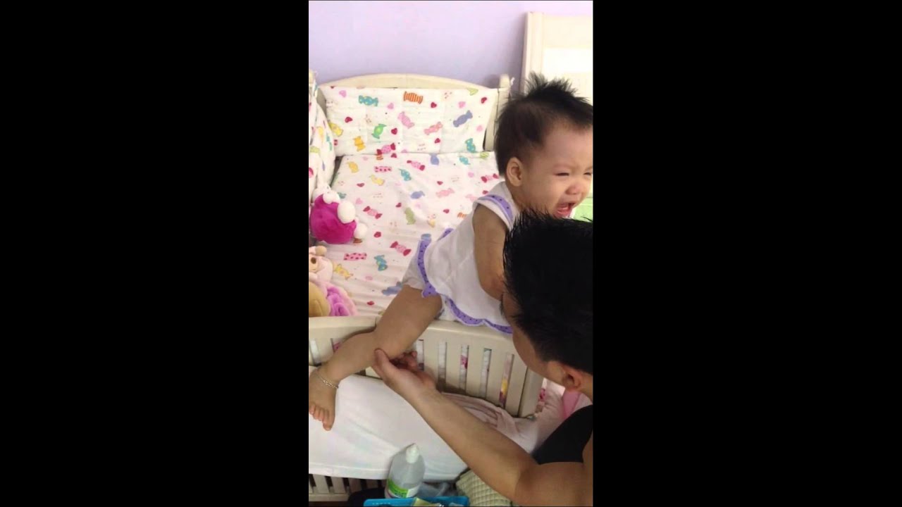 Đùa nghịch trèo leo suýt ngã bị bố mắng