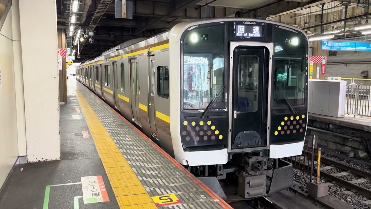 【E131系OM入場】E131系600番台TN1編成が回送列車として警笛を鳴らして大宮駅3番線を発車するシーン (回8632M) 2026.3.13