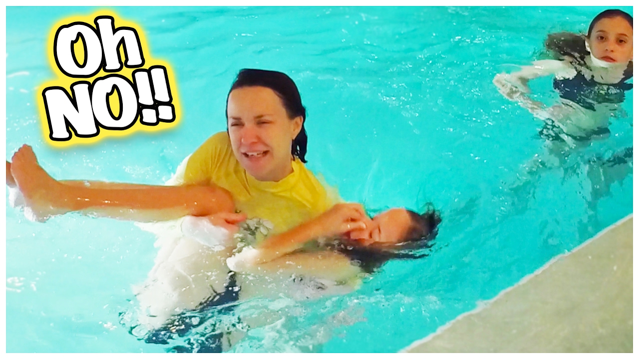 😛 CAN SHE BREATHE?! HOTEL ROOM TOUR AND PLAYING COLOR DUNK!! 😛