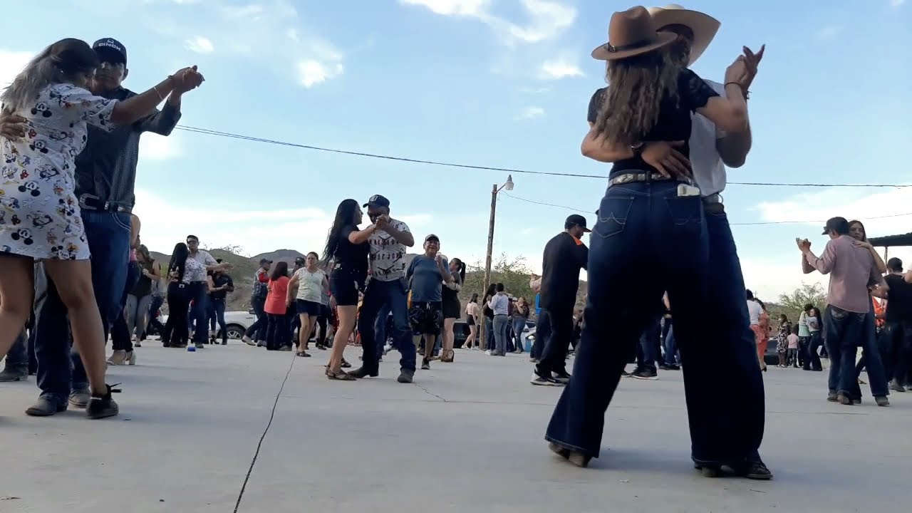 BAILANDO CON GRUPO PROMESA