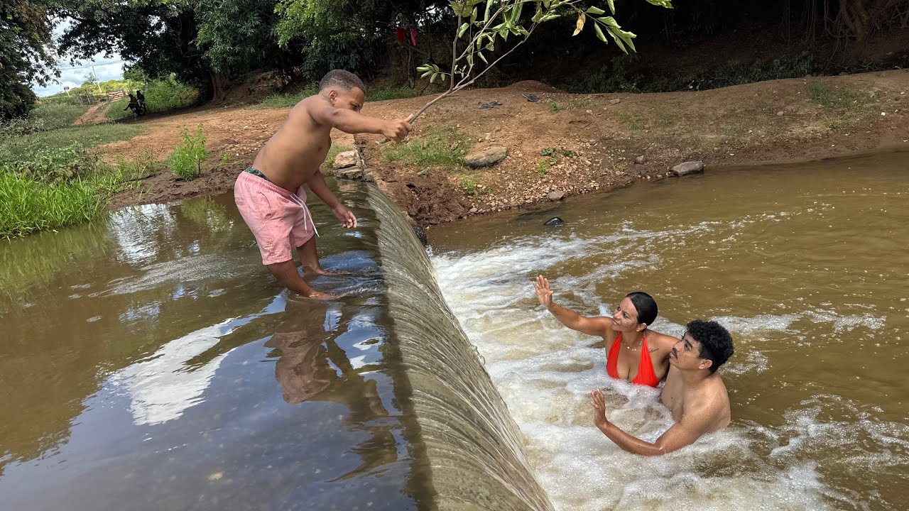 ANÃO PEGA SIMAO E SUA MÃE NO RIO FAZENDO…
