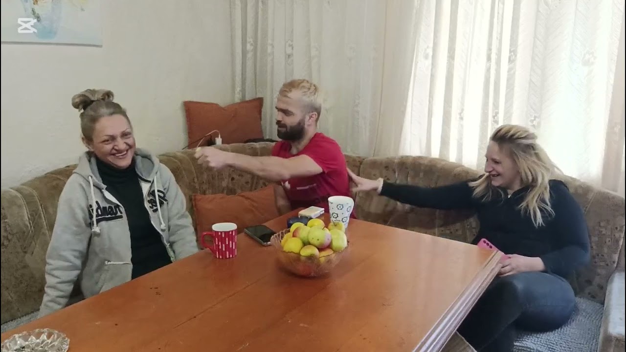 Elmedin pošizio,snima video a žene reklamiraju svoj kanal.