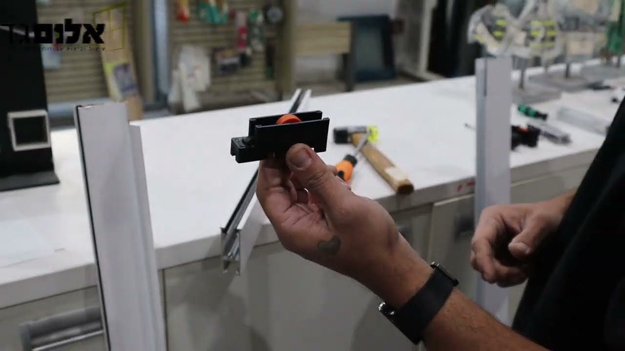 החלפת גלגל לחלון או וטרינה דגם 7000 או 9000 בכמה צעדים קלים אלום גד עשה זאת בעצמך להזמנות 0503337058