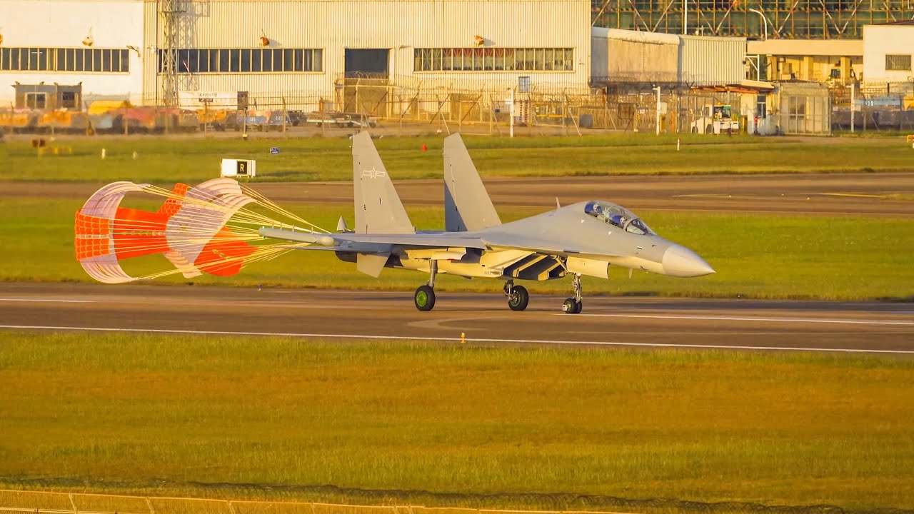Chinese Air Force J-16D EWA Landing Zhuhai Airport  中國空軍殲16電子戰機降落珠海航展