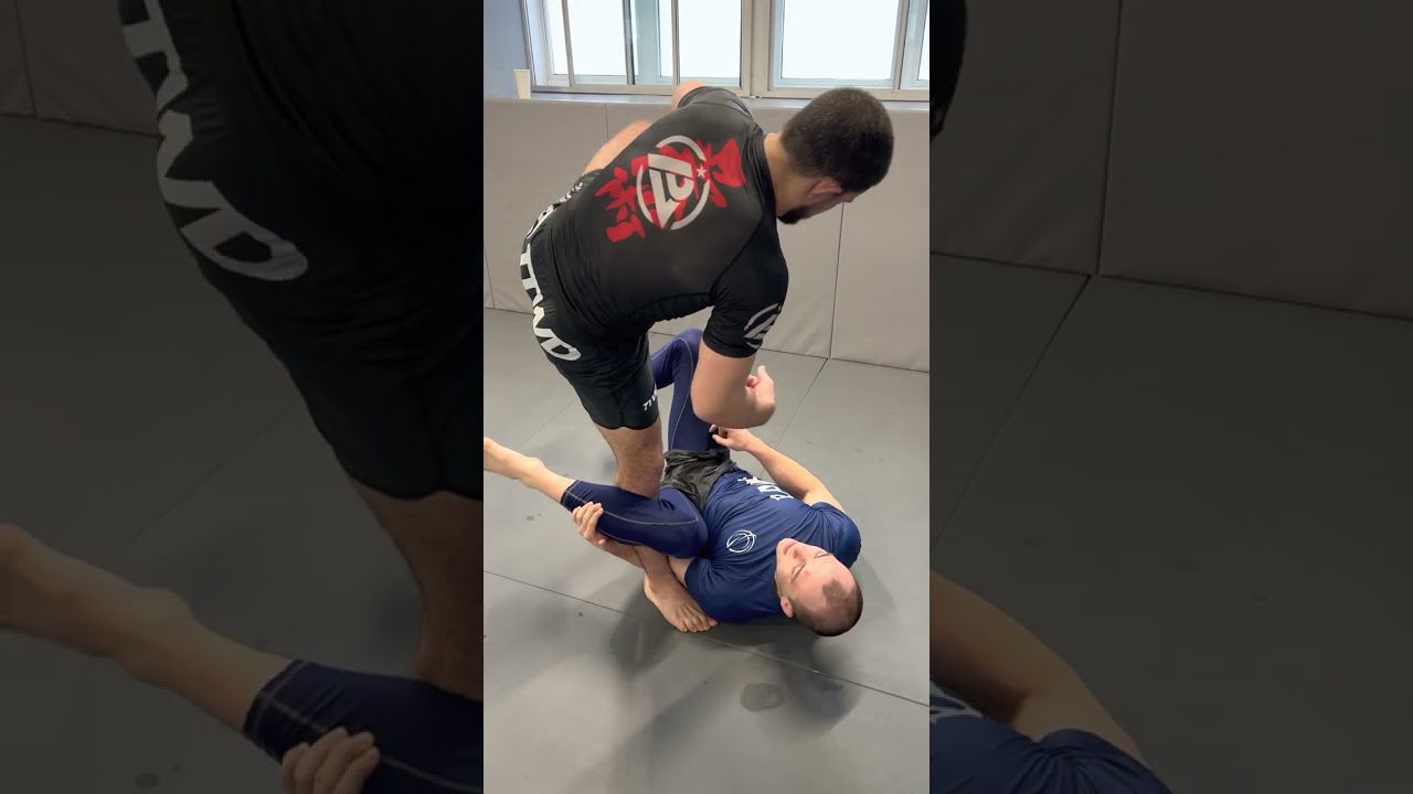 Де Ла Рива Андерхук К Официанту Охраннику На Спинку С Эоганом О'Фланаганом