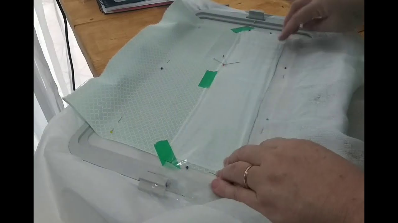 Bordado Embutido em fralda com barra de tricoline.