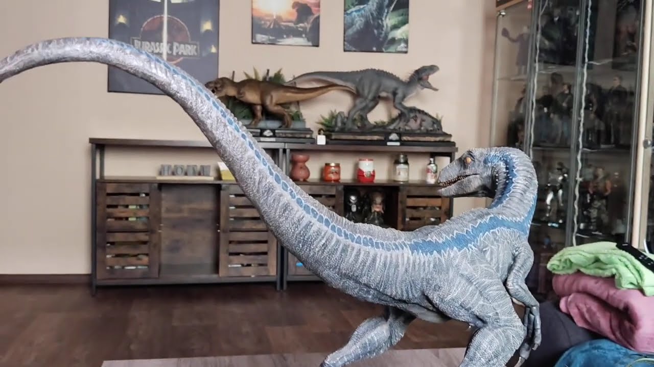 Velociraptor BLUE ( @Prime1Studio ), statue limited /800 and size 1/6. Jurassic World & Park