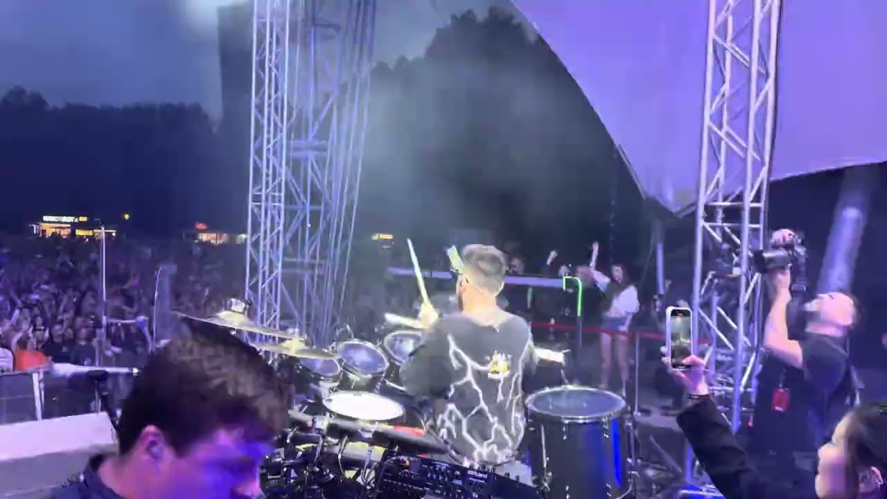 Auf der Bühne hinter Shannon Leto von Thirty Seconds to Mars / 30STM in Halle Freilichtbühne