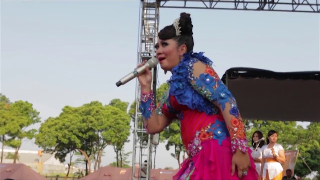 Rya Fitria - Bogoh Kasaha (Pentas Akbar Musik Sunda PANARATAS 2014)