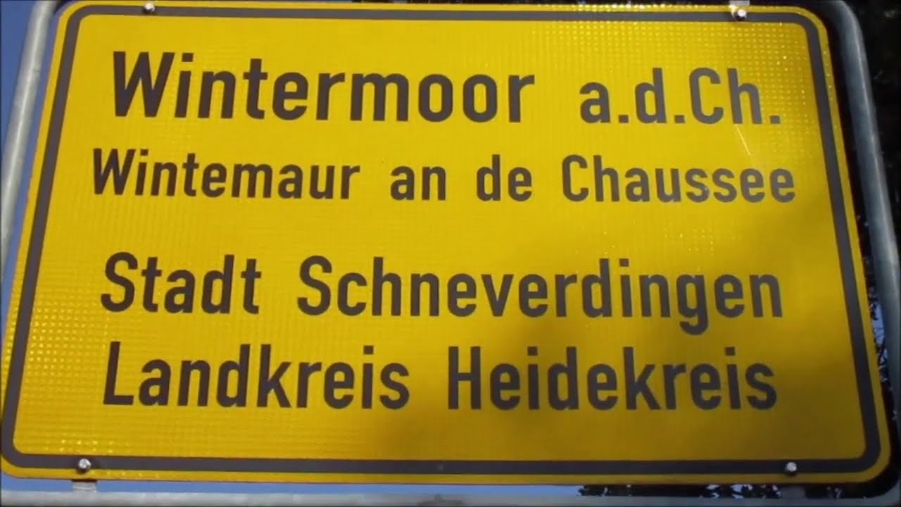 Spaziergang in Wintermoor  an de Chaussee durch den Ort in der Lüneburger Heide