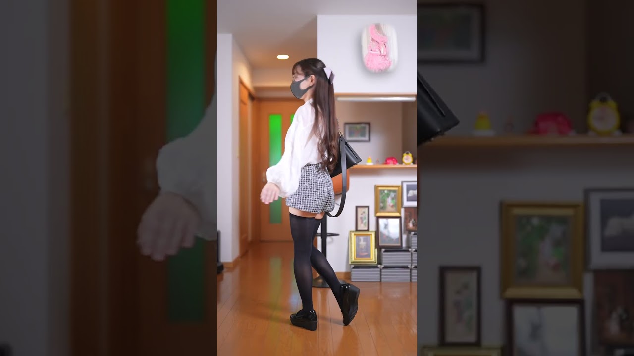 チェックのショートパンツに黒オーバーニーソックスのコーデです