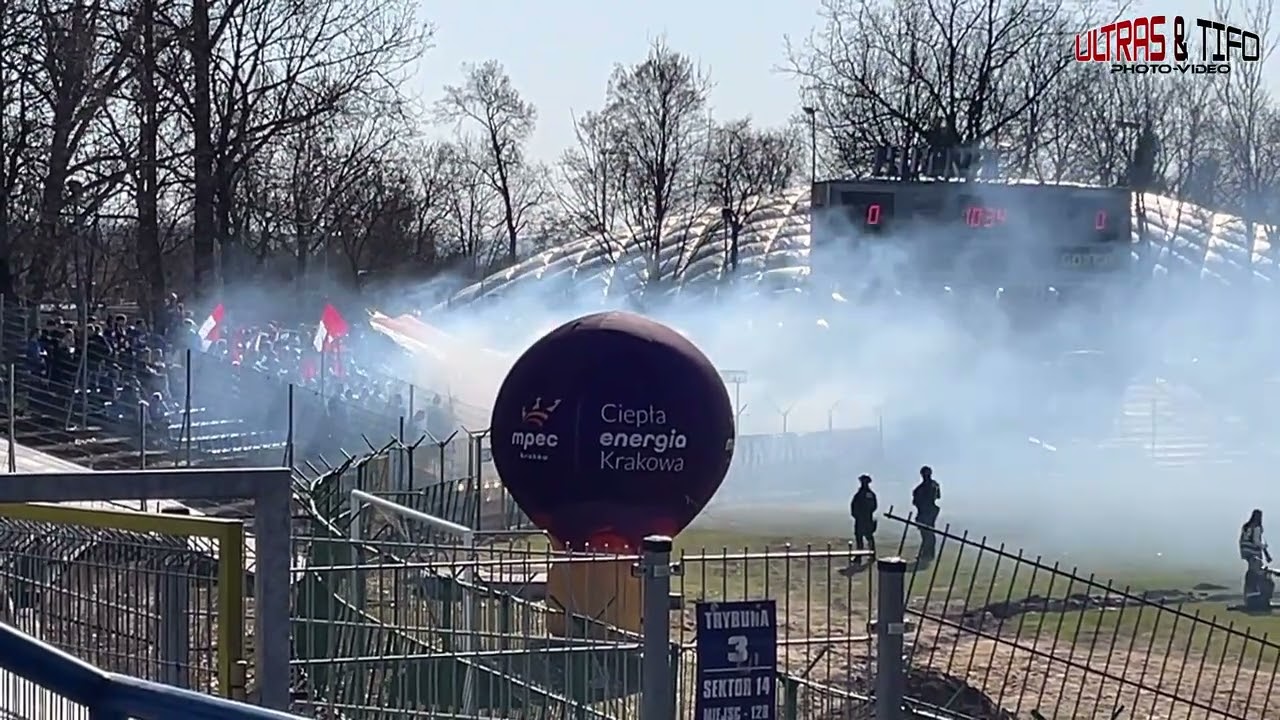 PL: Hutnik Krak&oacute;w - Podbeskidzie Bielsko-Biała [kibice PBB, piro]. 2026-03-14