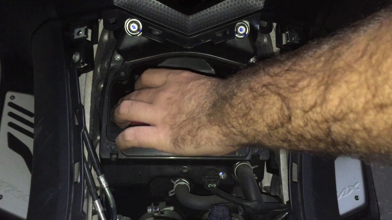 Cambio o limpieza filtro de aire moto en Yamaha Tmax 530