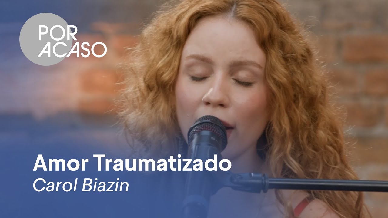 Carol Biazin cantando 