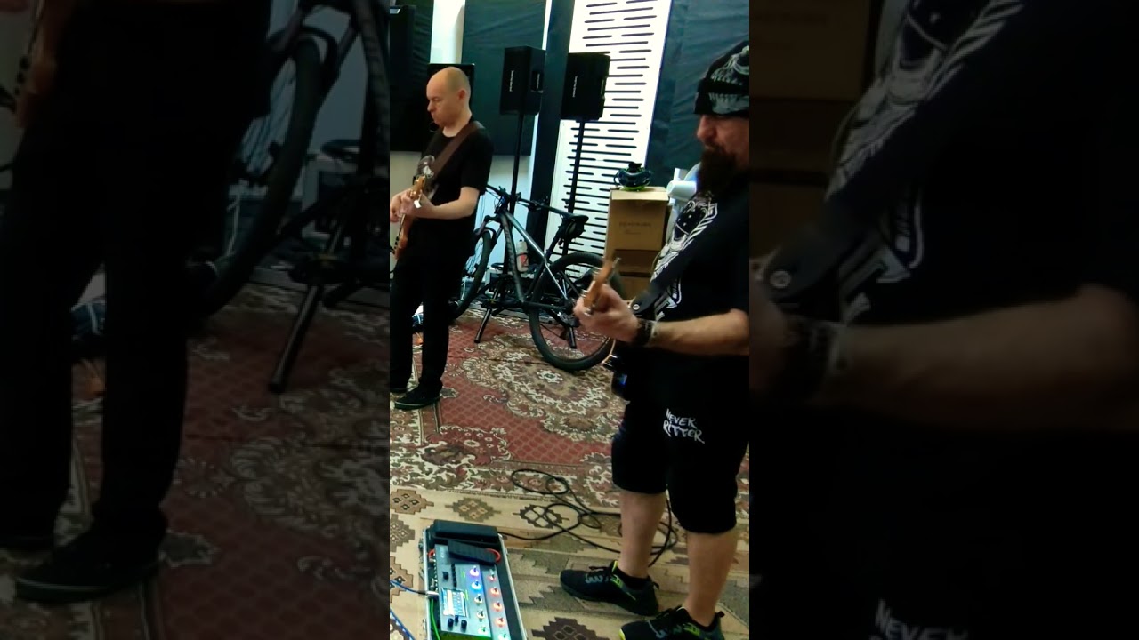 Zwierz plays beautiful guitar solo in 