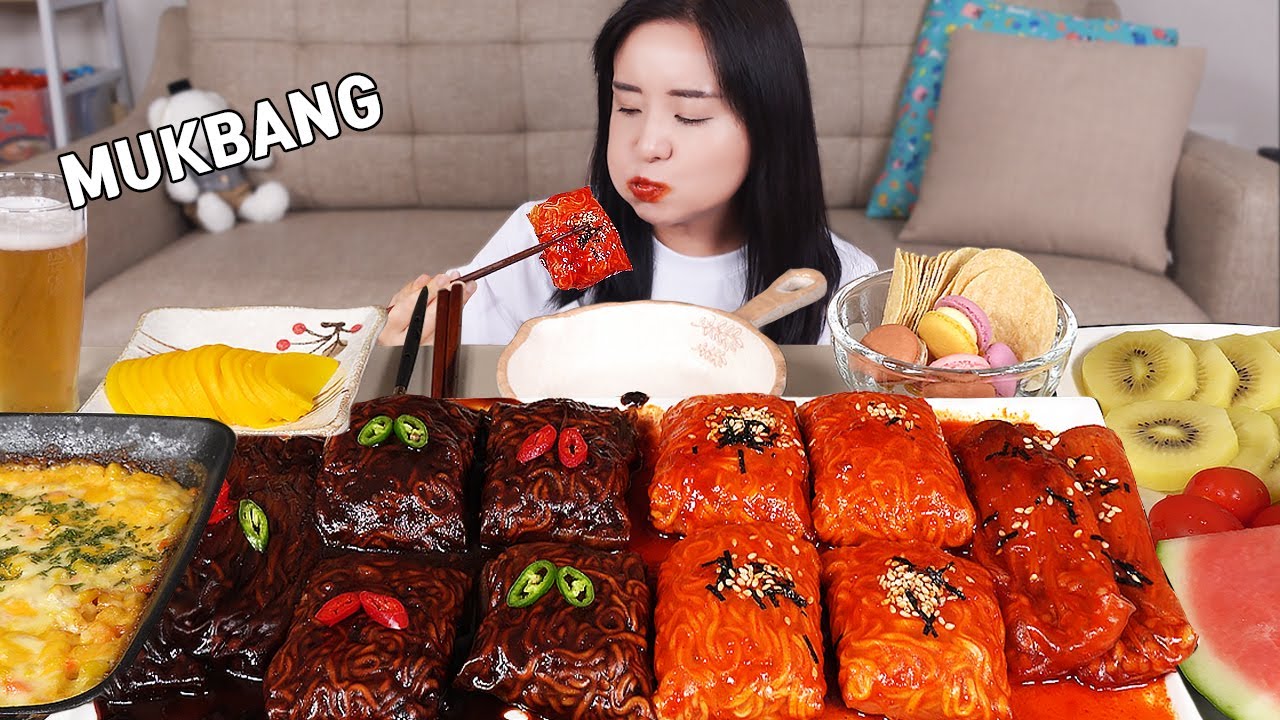 MUKBANG :) безумно острые обертывания из огненной лапши и лапша с грибами эноки и черной фасолью.