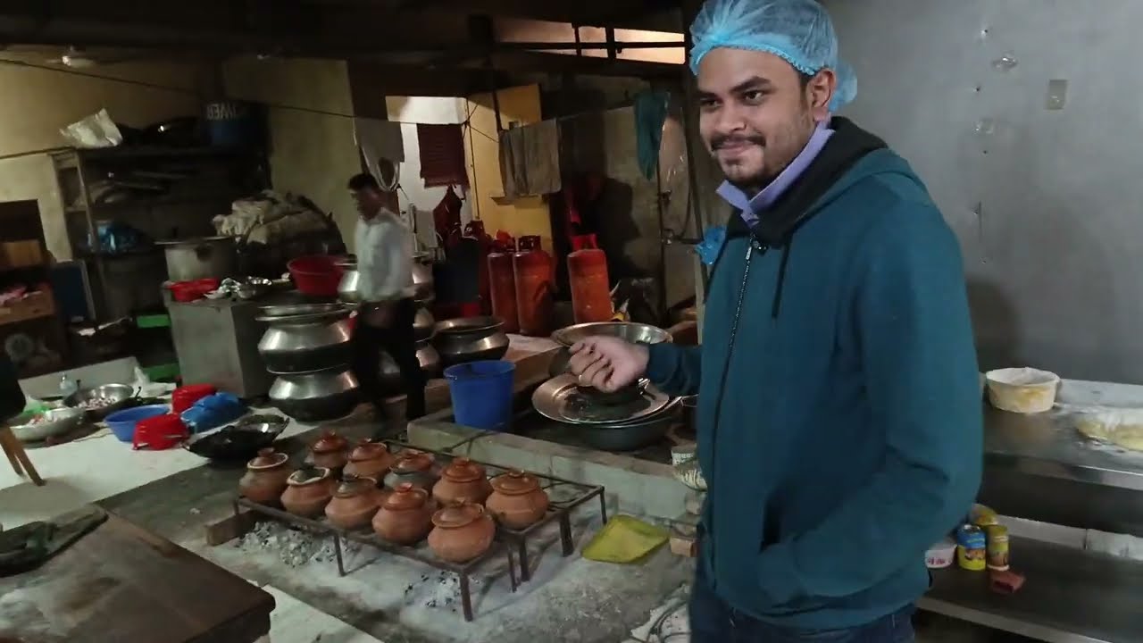মাটির হারিতে রান্না করা কাচ্চি খেতে চলে আসলাম মিরপুর কাচ্চিয়ানাতে।