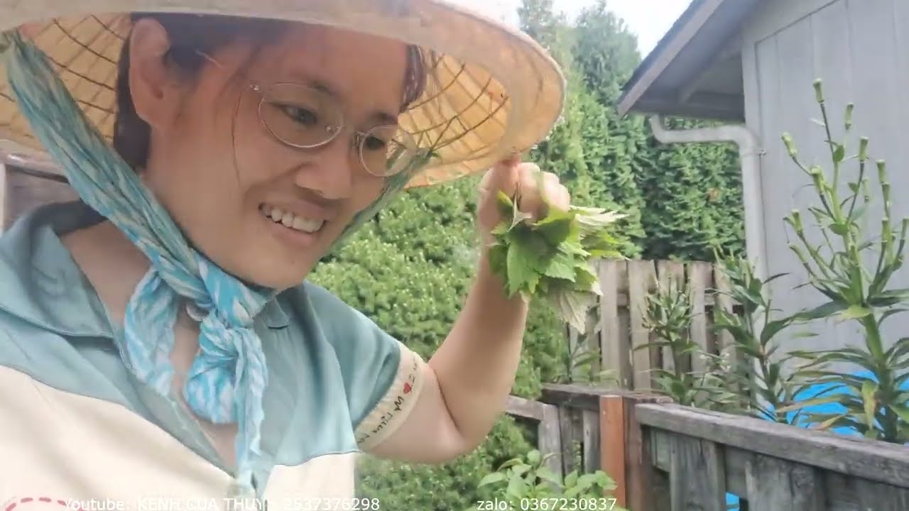 Bún riêu dọc mùng một nồi chà bá ăn với rau dọc mùng, kinh giới, cà chua...nhà tự trồng quá đã.