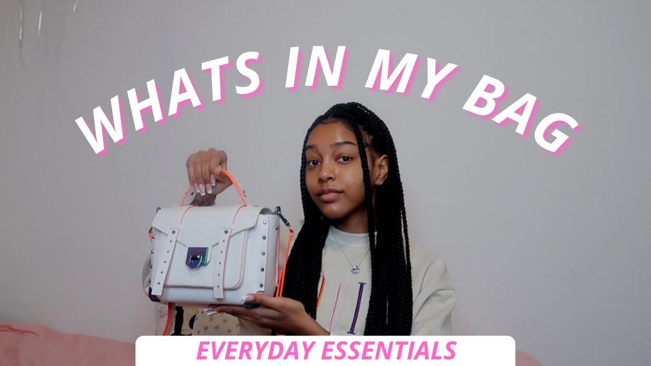 What’s In My Purse 2022 | Everyday ‘That Girl’ Essentials You Need | Michael Kors