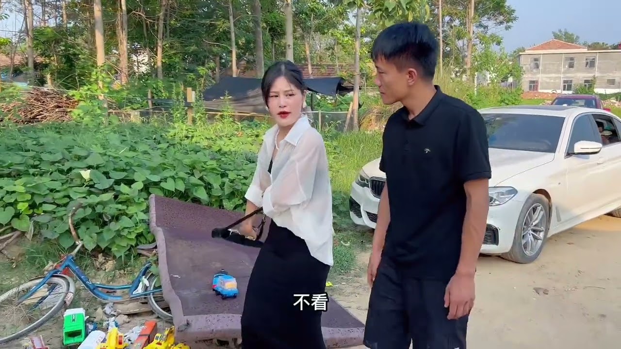 兵嫂频繁独自外出，小兵现场查她手机被拒绝，看到最后扎心了