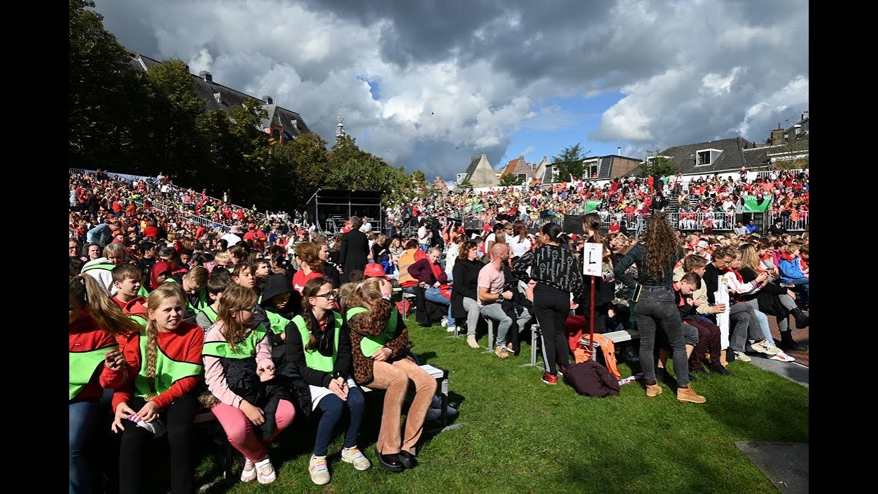 3 Oktober 2022 Mini Koraal met 3.200 leerlingen groep 7 en 8.  www.leidseglibber.nl