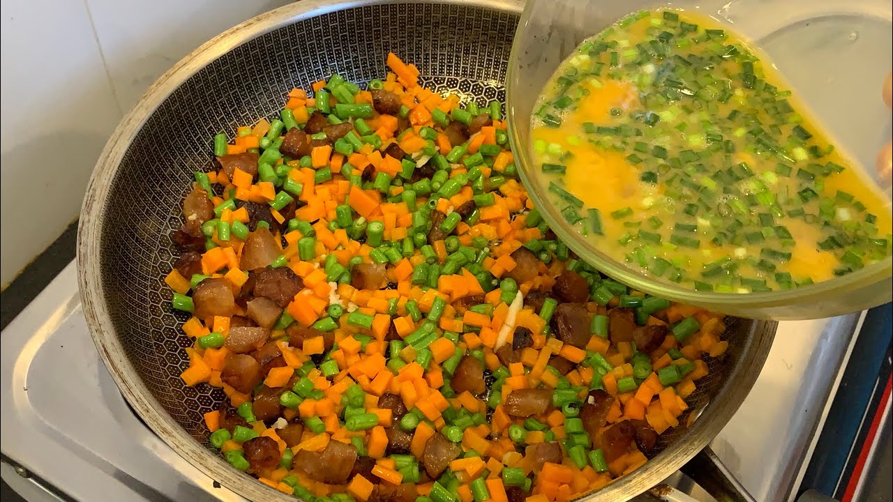 All you need is 4 eggs, vegetables, and rice to make a delicious meal! 