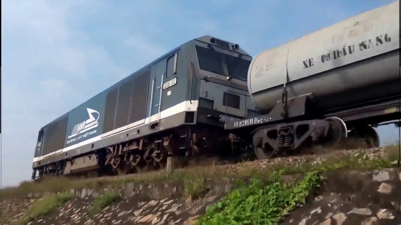 D20E locomotives run in Da nang city