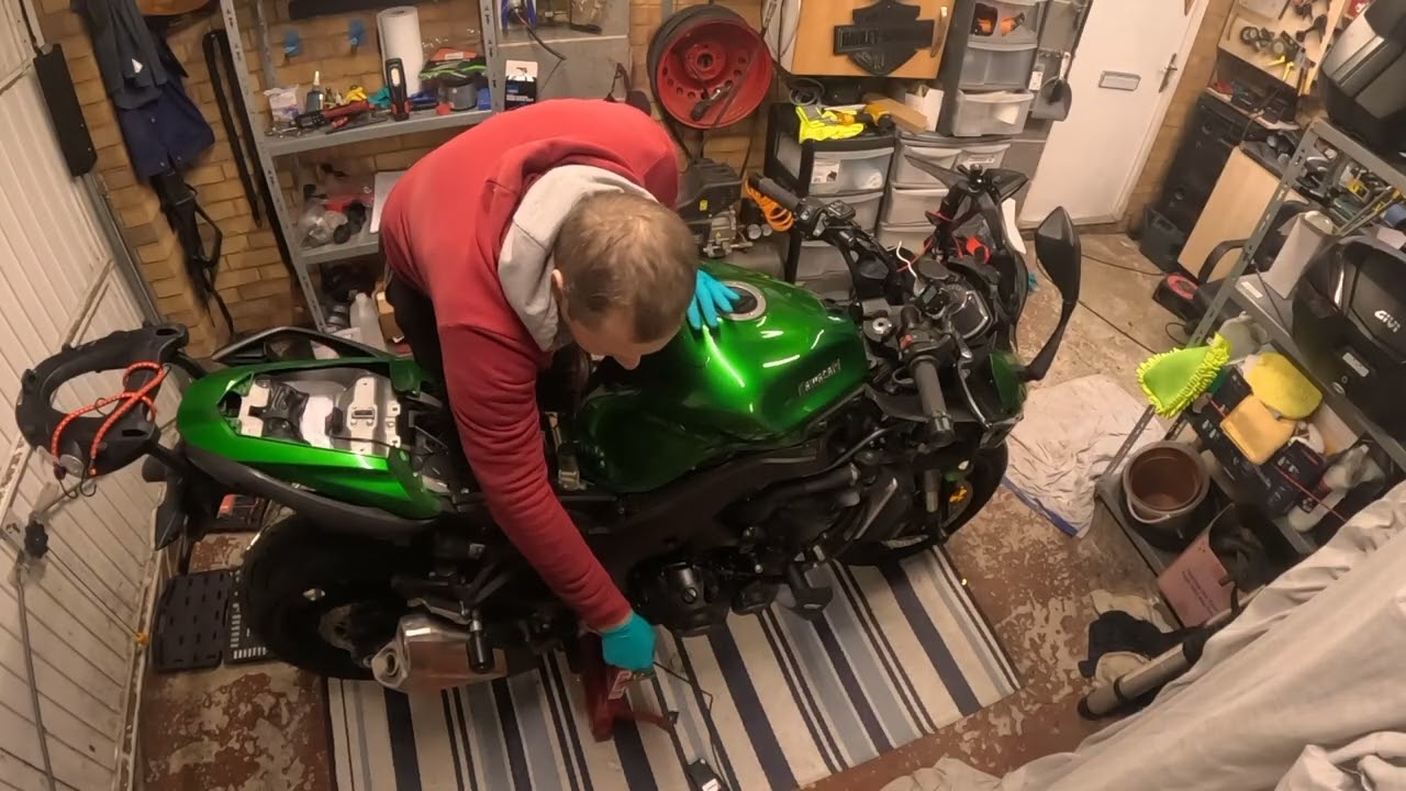 Kawasaki Z1000SX 2017 – Air Filter Replacement & Throttle Body Synchronization