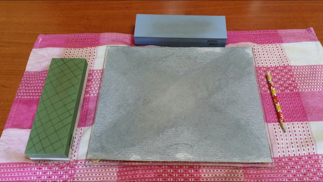 Lappattura o rettifica delle pietre ad acqua per l'affilatura.