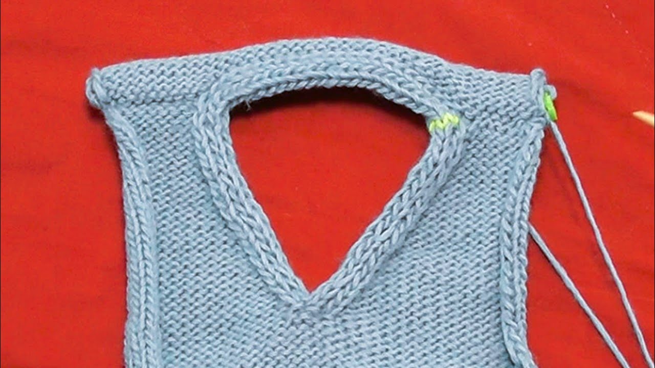Scollo a V ai ferri rifinito con tubolare insieme alla maglia